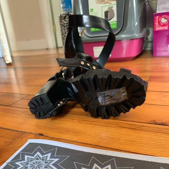 Black Pumps - Picture 2 of 3